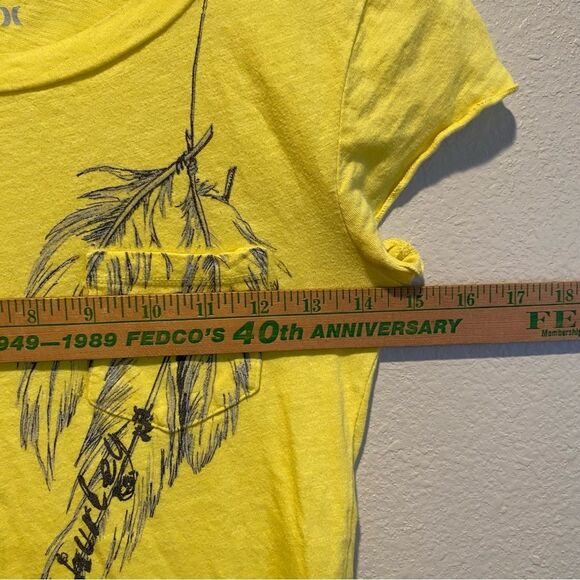Vintage Hurley T-shirt size small pocket round hem feathers yellow - Picture 5 of 6